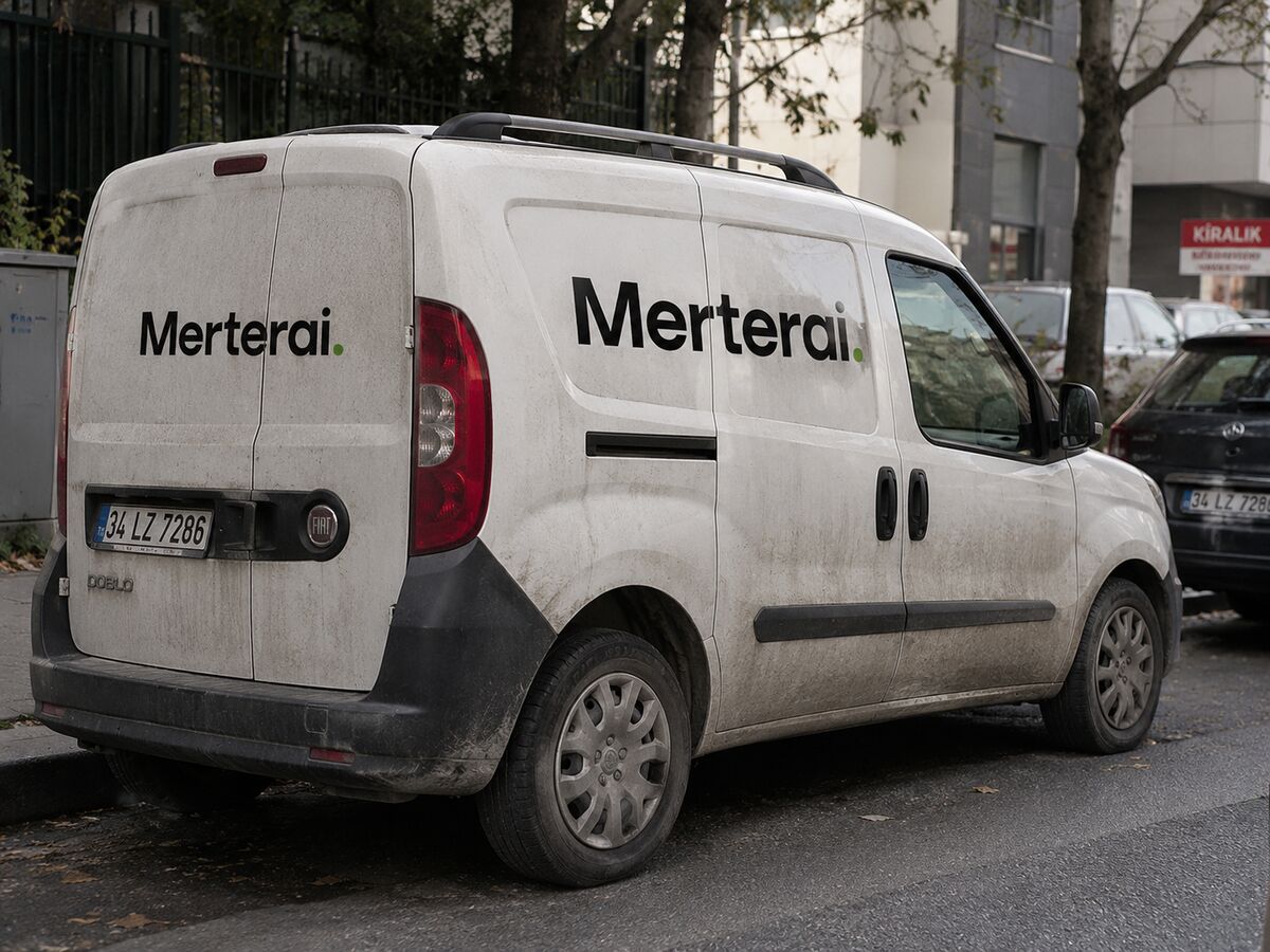 MerterAI logolu mobilize saha ekibi aracı Merter'de sokakta